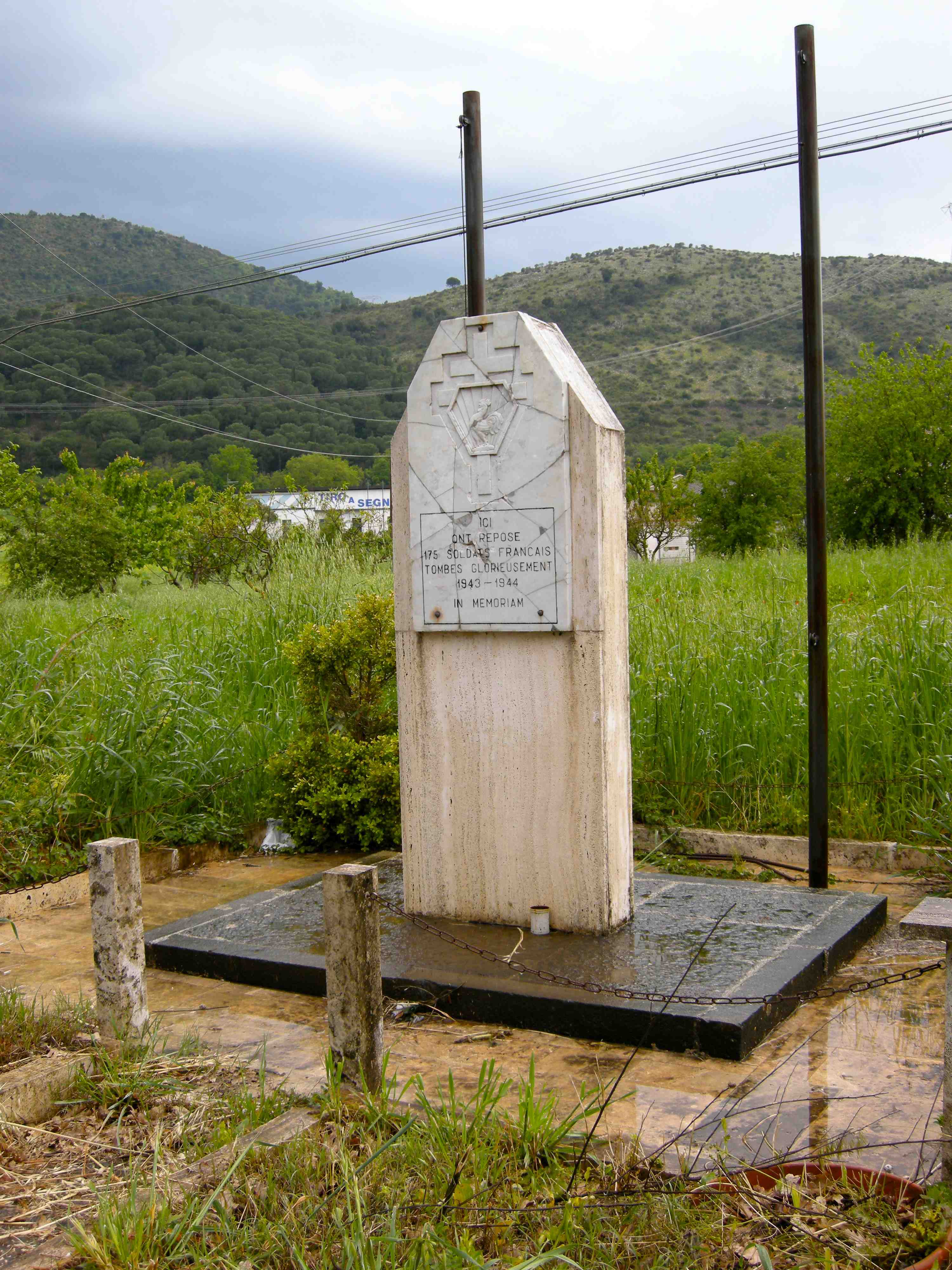<p>PONTECORVO (FR) località S.Esdra.<br />Il cippo a ricordo dei 175 caduti sepolti nel cimitero militare della quota 101, dopo il restauro del 2002.</p>