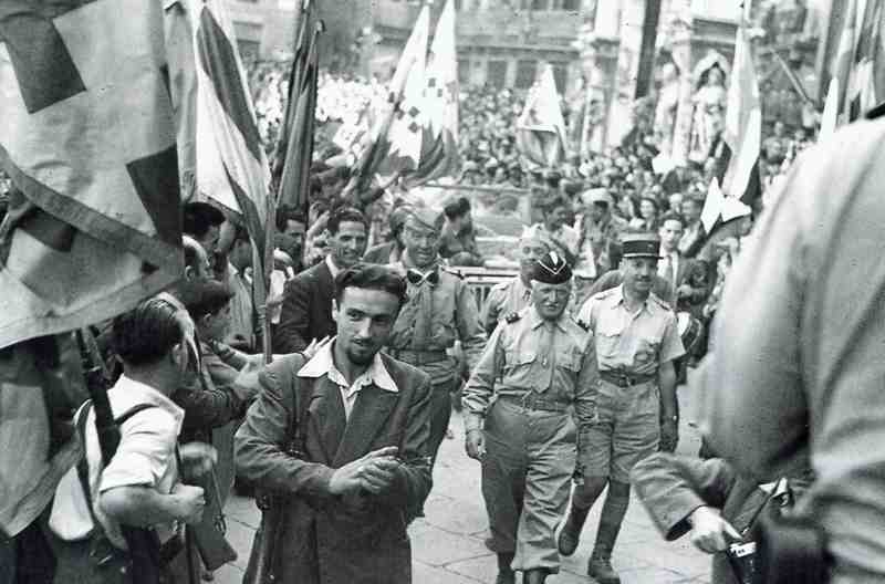 <p>Luglio 1944, Siena, il generale de Monsabert ed il suo stato maggiore si avviano verso il duomo tra due ali di folla festante.</p>