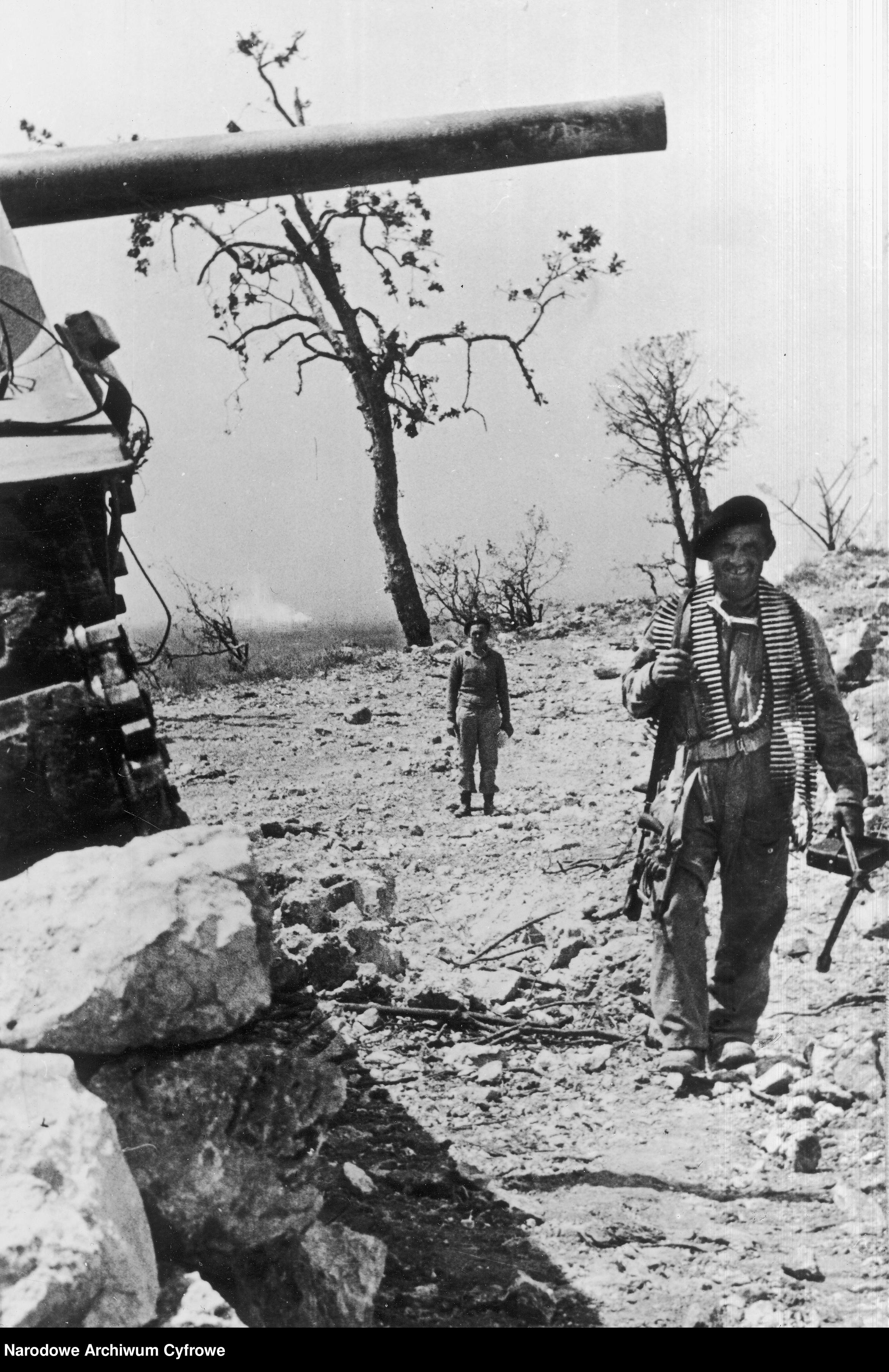 <p class='eng'>1944/05<br />The soldiers of the Independent 2nd Armored Brigade gather German equipment near Piedimonte.<br />NAC 3/24/0/-/457/15</p>