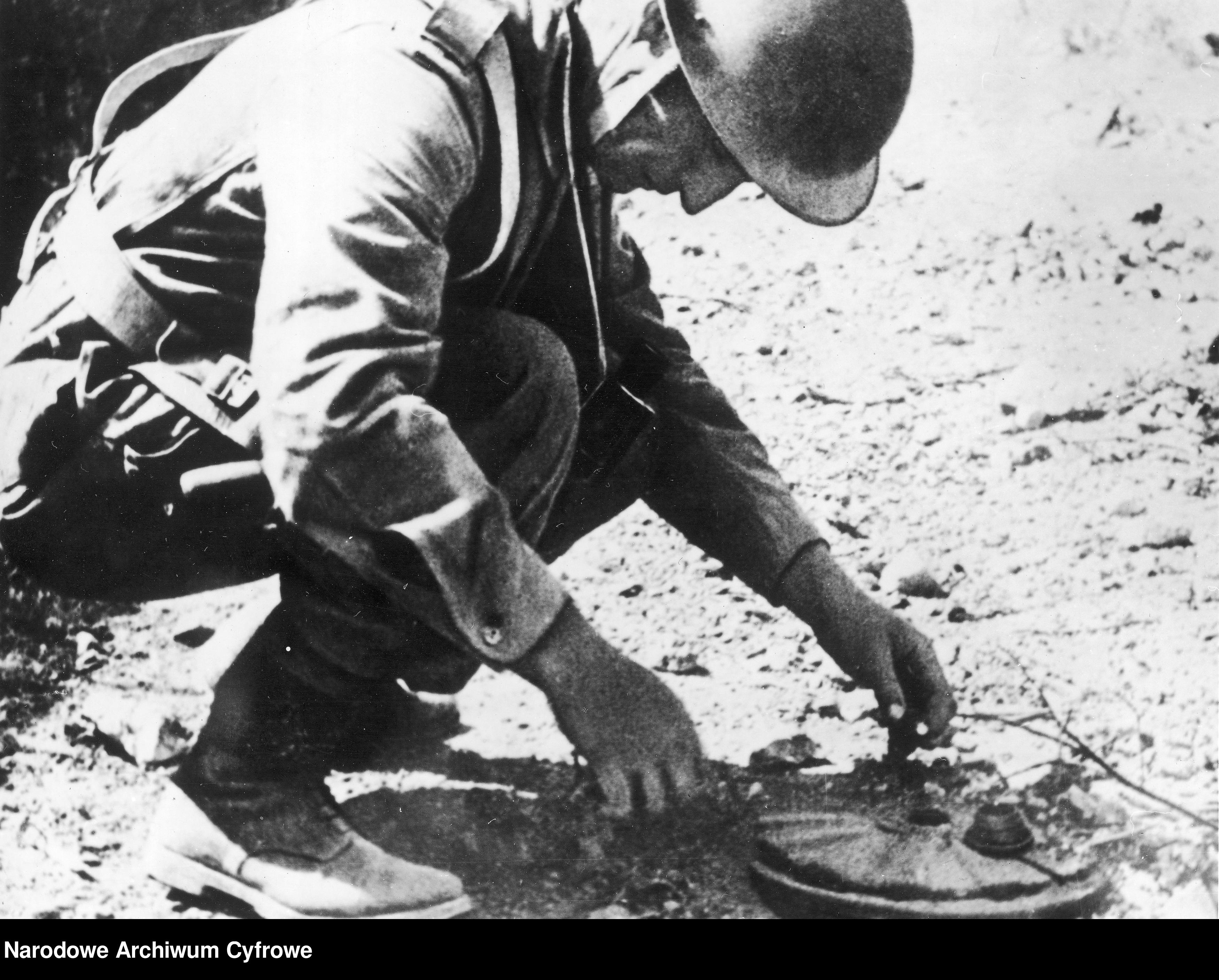 <p class='eng'>1944/05<br />Lt. Tymieniecki disarms the Tellermine 35 disc mine.<br />NAC 3/24/0/-/457/16</p>