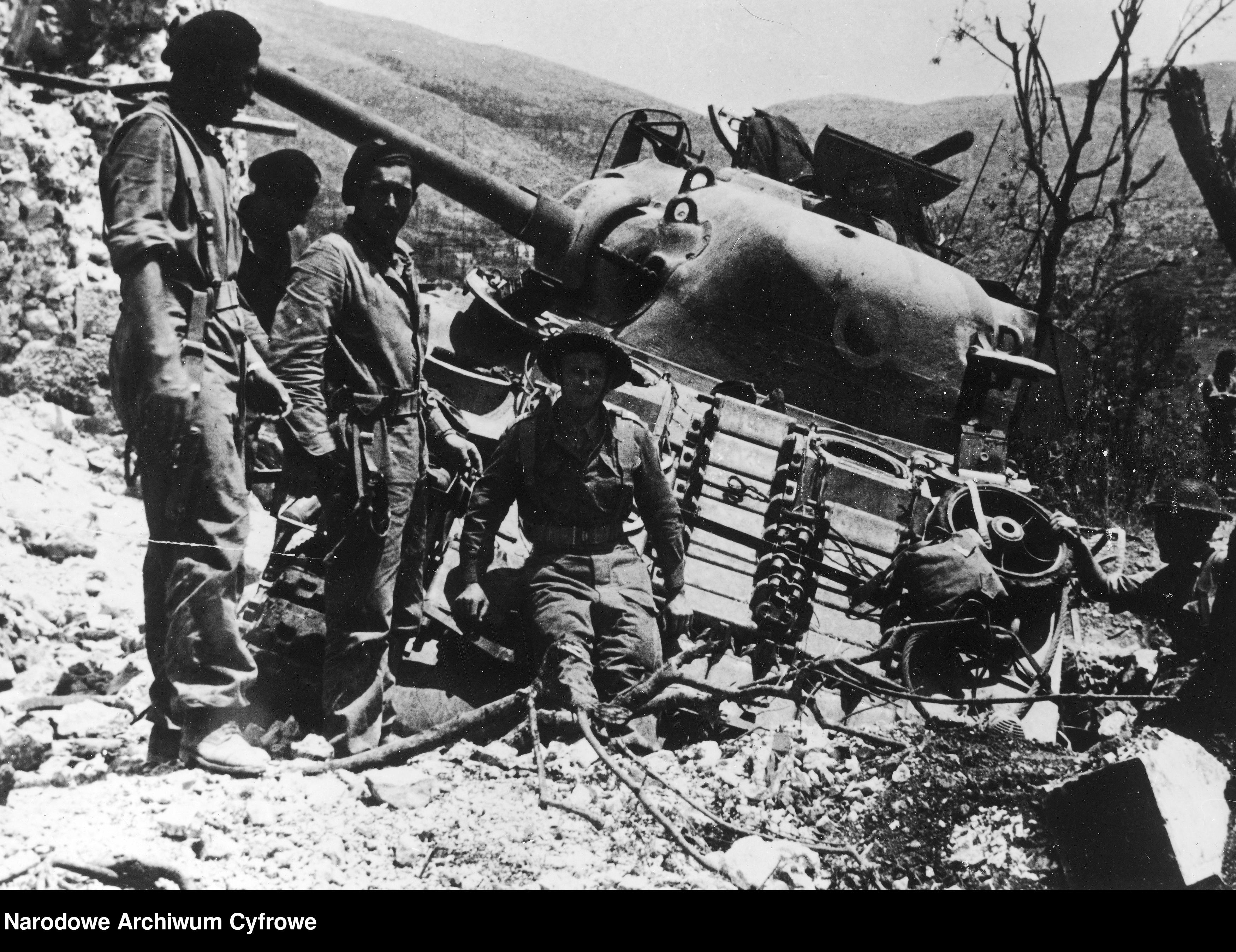 <p class='eng'>1944/05/25<br />The crew of the "Maczuga" tank in front of his Sherman.<br />NAC 3/24/0/-/458/4</p>