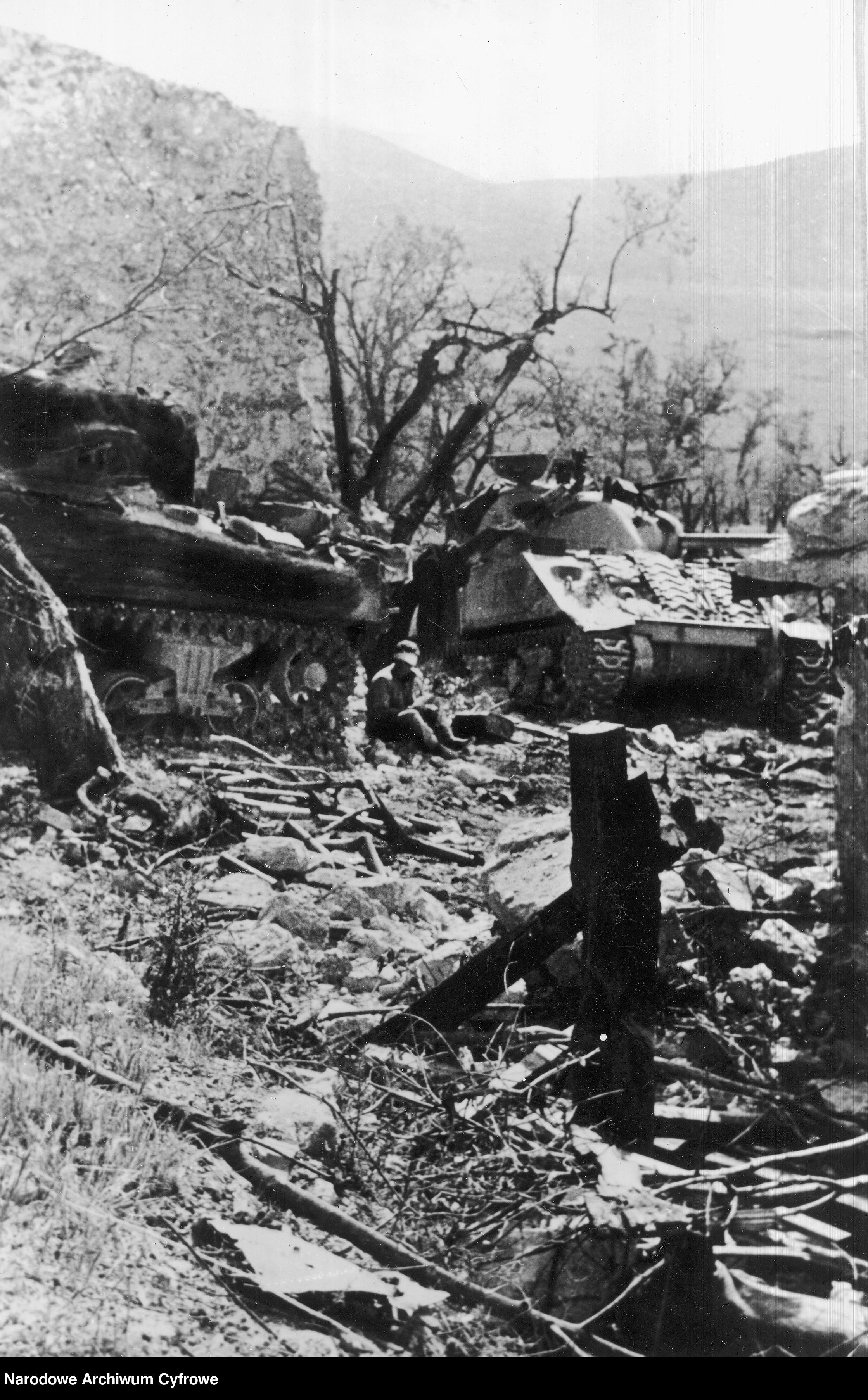 <p class='eng'>1944/05/25<br />M4 Sherman tank among the ruins.<br />NAC 3/24/0/-/458/7</p>