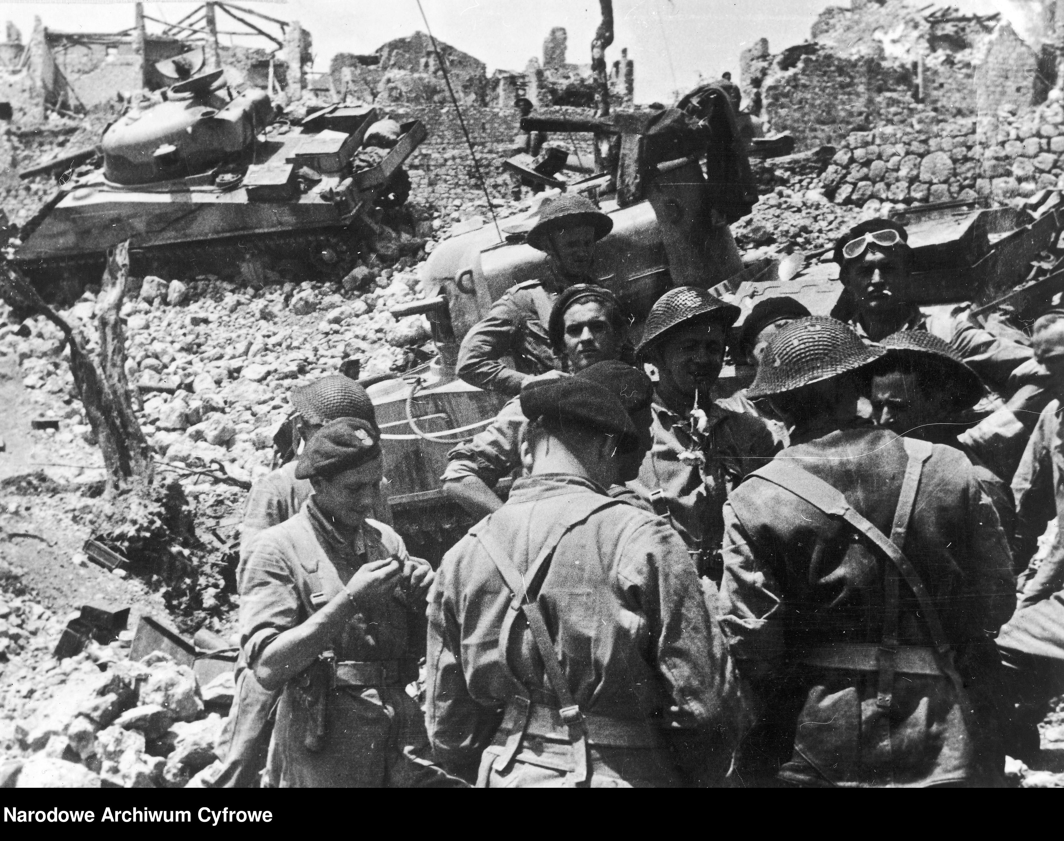 <p class='eng'>1944/05/25<br />Soldiers of the 6th Armored Regiment "Children of Lviv" with their M4 Sherman tanks among the ruins.<br />NAC 3/24/0/-/458/11</p>